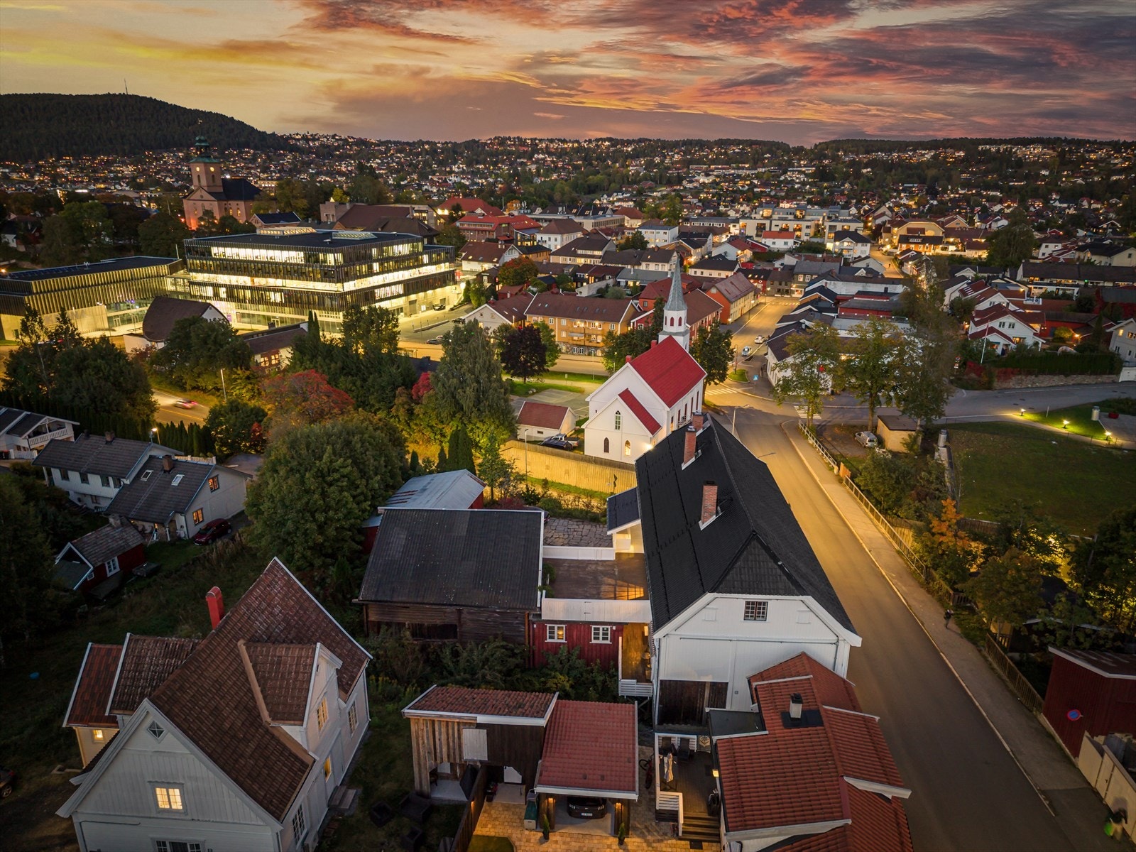 Eiendommen ligger i umiddelbar nærhet til Krona hvor blant annet høyskolen ligger. Galleribilde