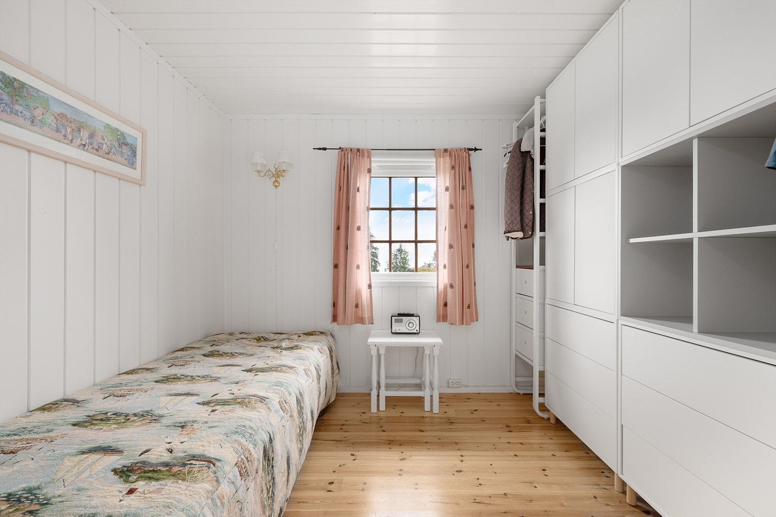 Soverom med en enkelt seng og garderobeskap. Galleribilde