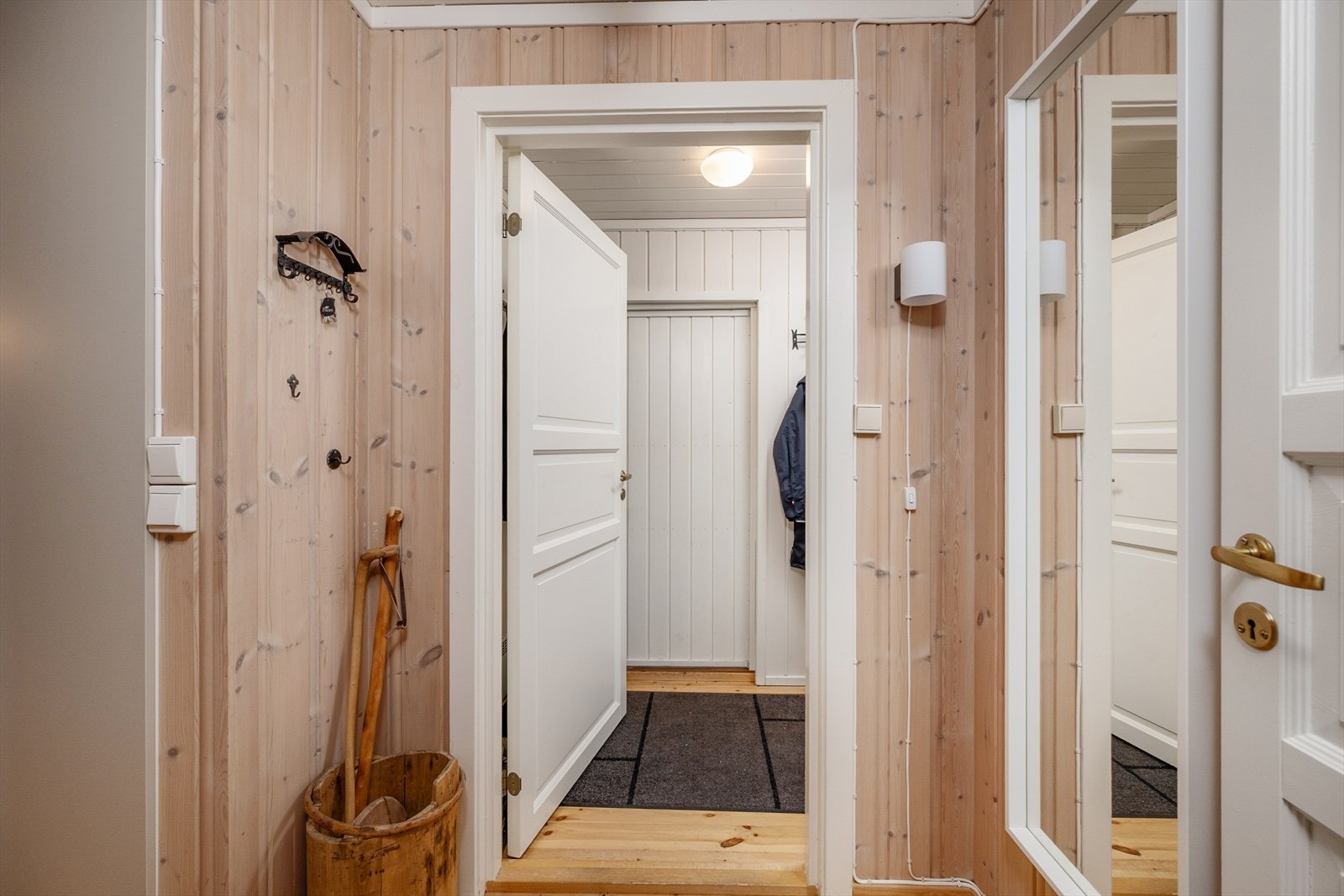 Overbygget inngangsparti.Gang med muligheter til å henge fra seg yttertøy. Galleribilde