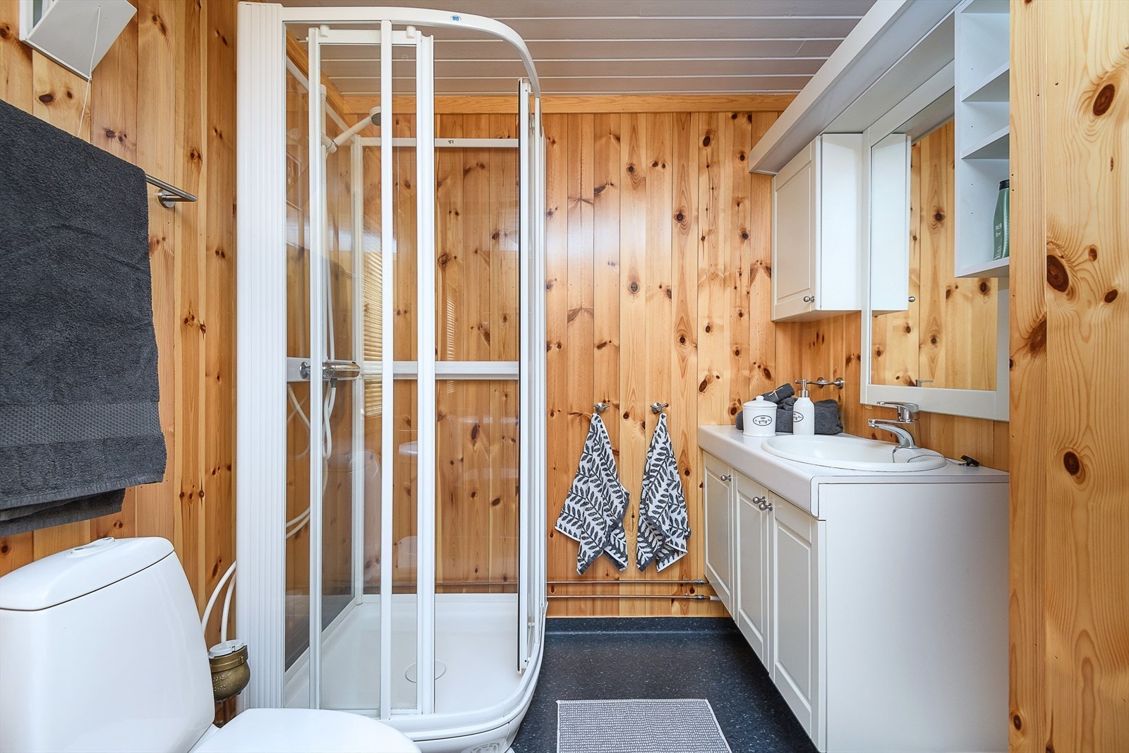 Bad/wc med dusjkabinett og servantinnredning. Galleribilde