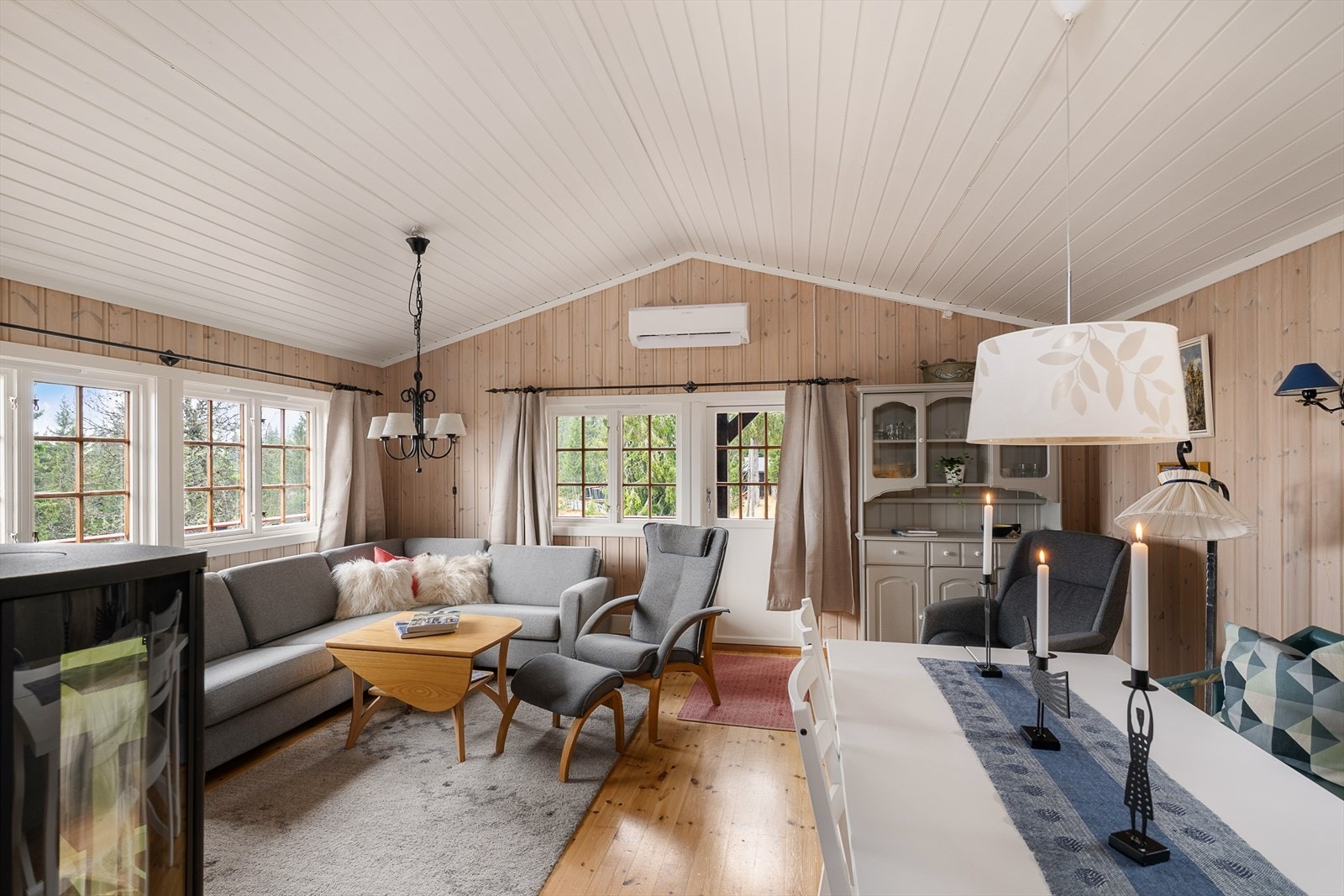 Stue/spisestue med god takhøyde og godt med lys inn gjennom vinduene. Lyst og trivelig. Galleribilde