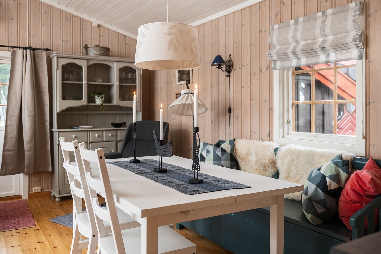 Fint lys inn over spiseplassen. Galleribilde