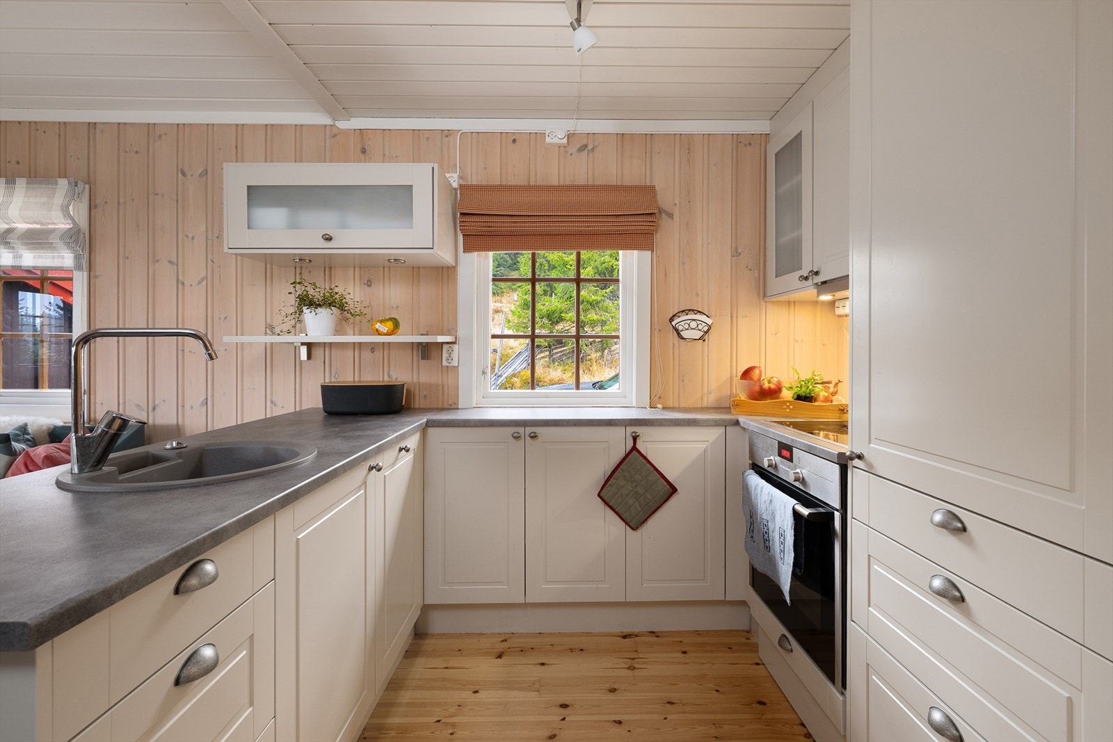 Godt med skap-og benkeplass. Integrerte hvitevarer. Galleribilde