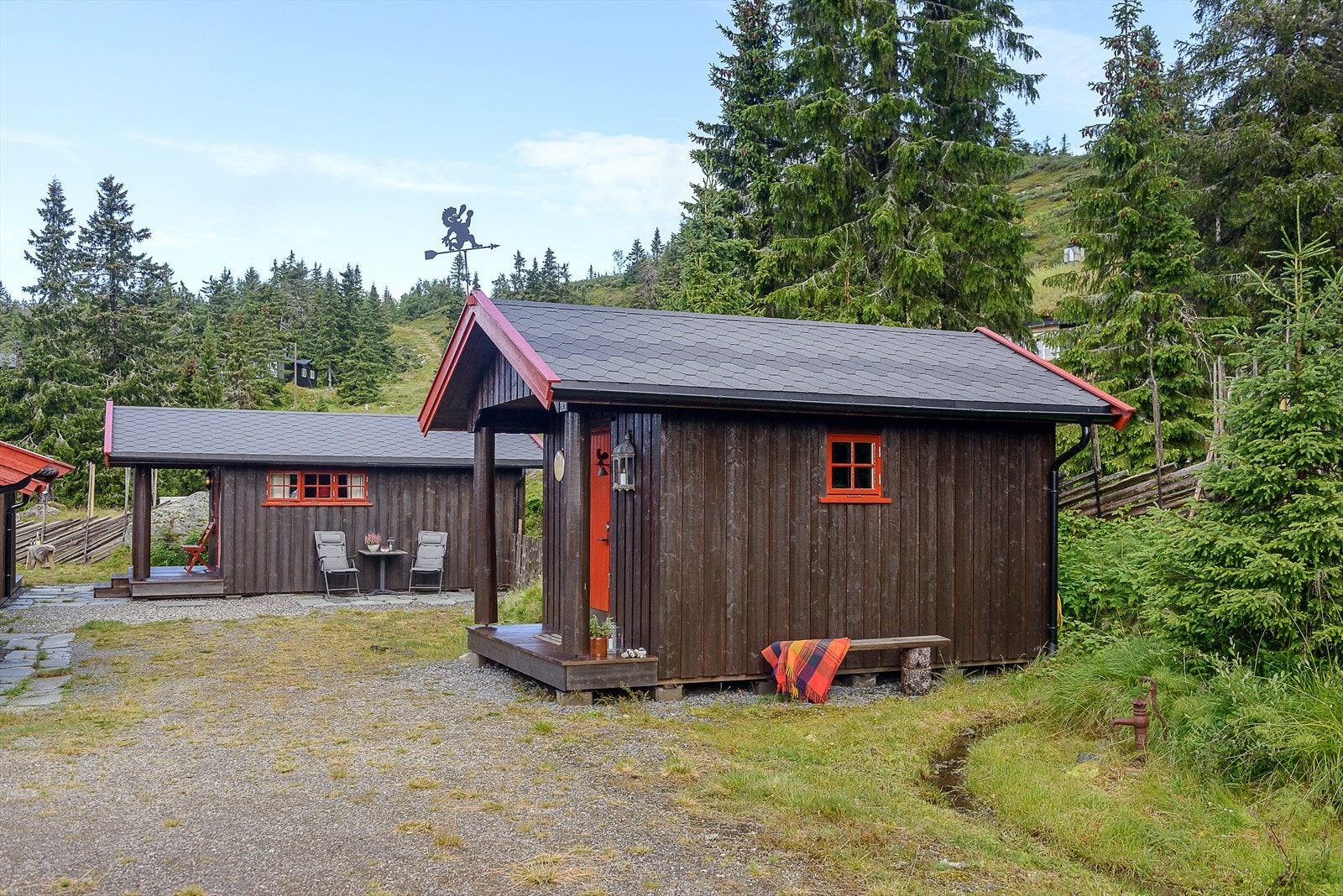 Frittstående uthus gir god lagringsplass. Galleribilde