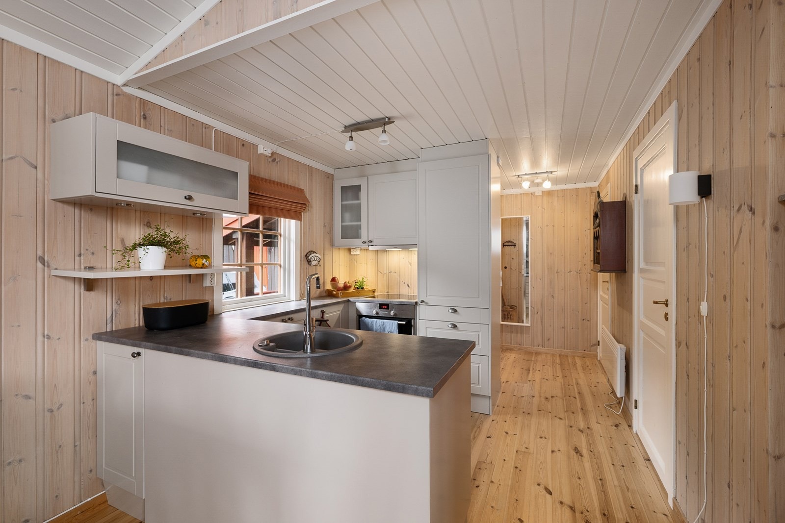 Pent kjøkken fra Norema. Dus og delikat fargetone som står fint til de panelte veggene. Galleribilde