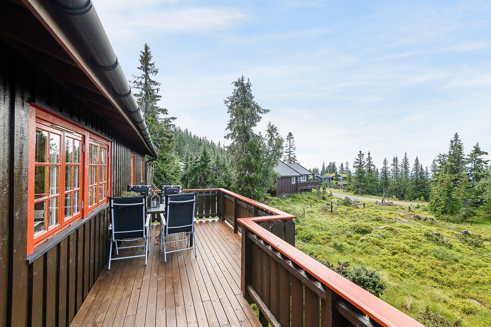 Romslig terrasse egnet for å slappe av i hytteveggen i fred og ro. Eiendommen ligger fint plassert med tanke på turer og aktiviteter sommer som vinter. Tett på løyper og nedfart til skisenteret. Galleribilde