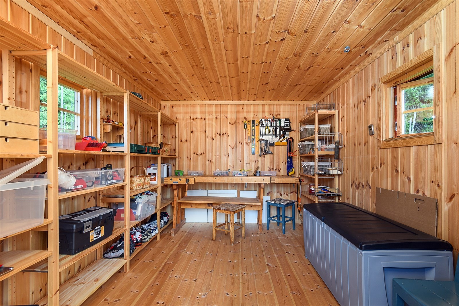 Praktisk, frittstående uthus. Galleribilde