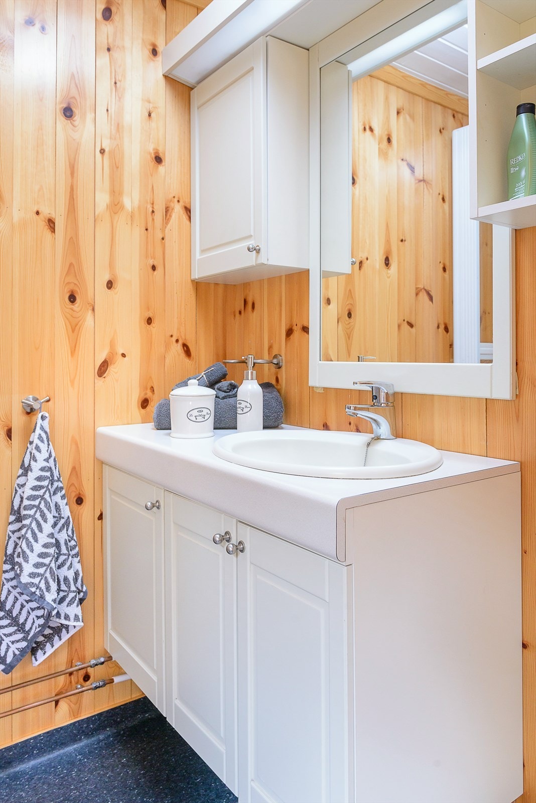 Baderomsinnredning med servant, speil med lys. Galleribilde