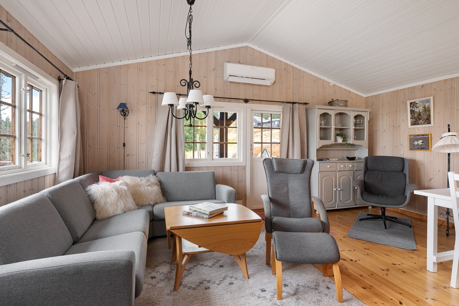 Utgang til delvis overbygget terrasse fra stua. Her er det plass til både salong og spisestue. Åpen løsning og fin kontakt med kjøkkenet. Galleribilde