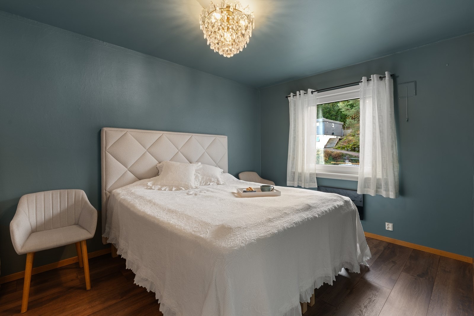 Hovedsoverommet ble pusset opp i 2023 med nymalte vegger, tak og nytt gulv Galleribilde