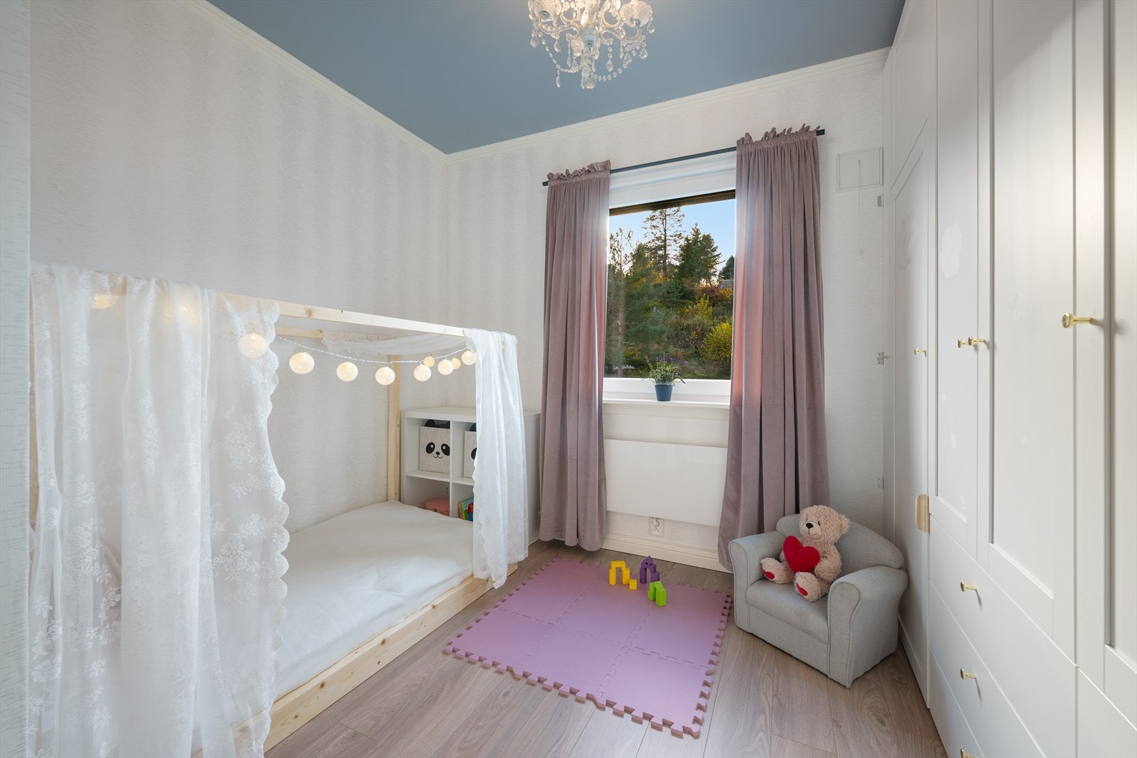 Barnerommet er oppusset i 2021. Tapetsert i 2025 Galleribilde