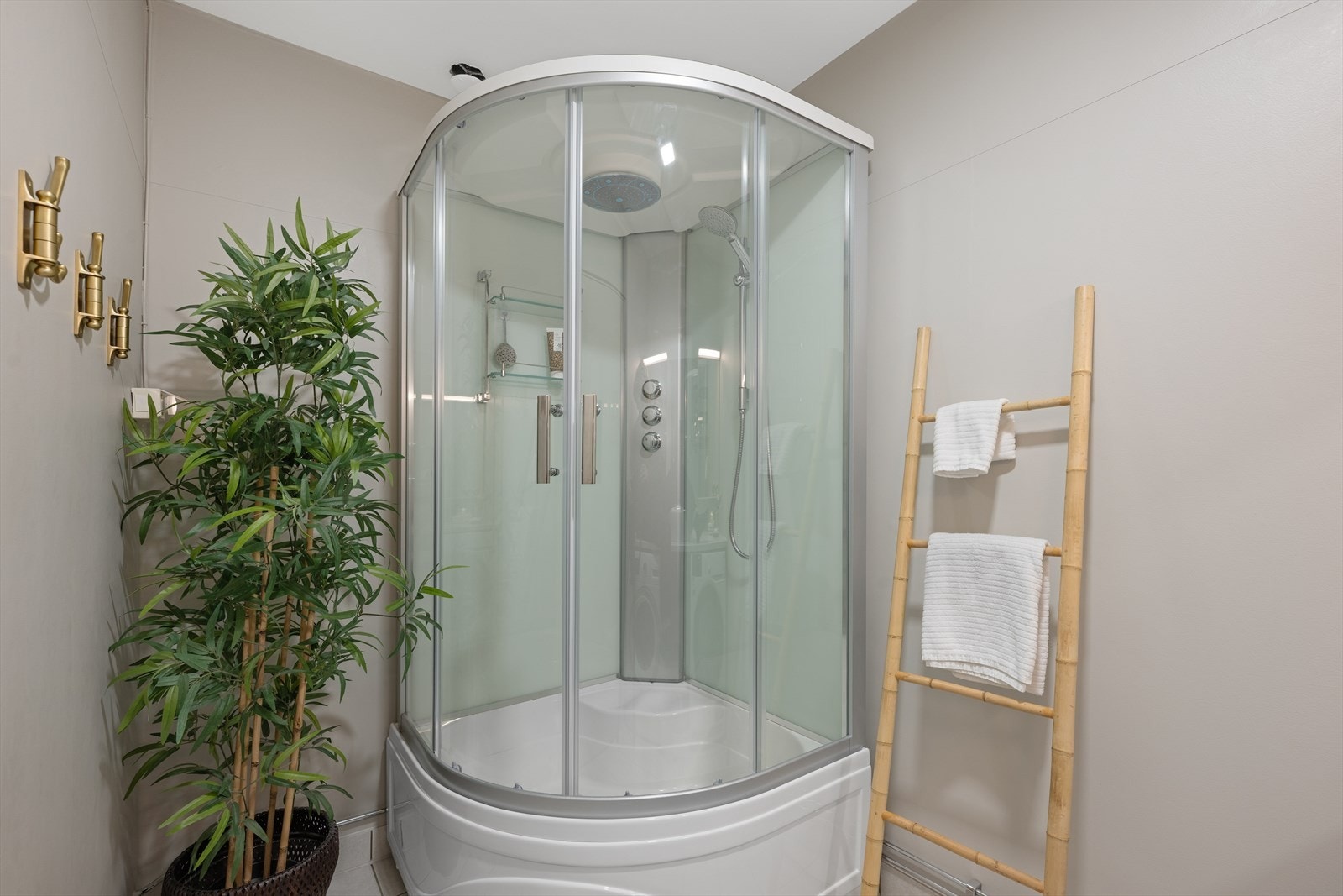 Nytt dusjkabinett, nymalte vegger og tak 2025 Galleribilde