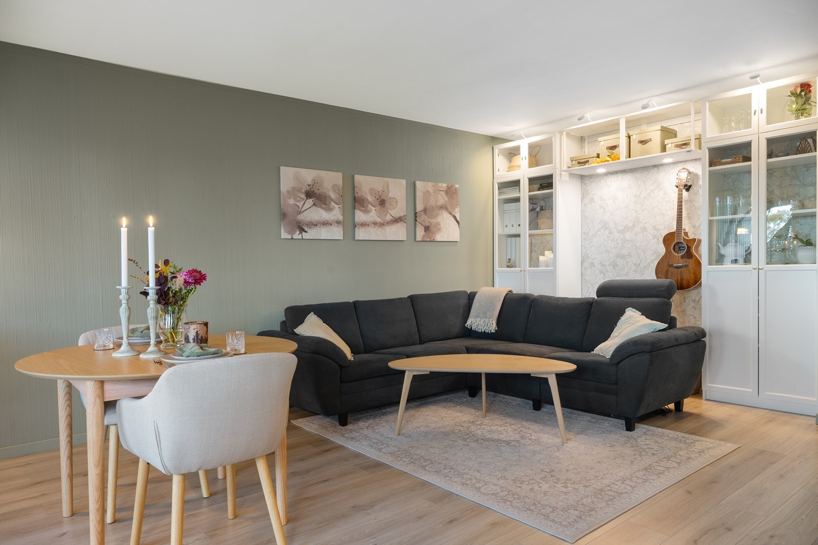 I 2023 ble det lagt nytt gulv i stuen og malt vegger Galleribilde