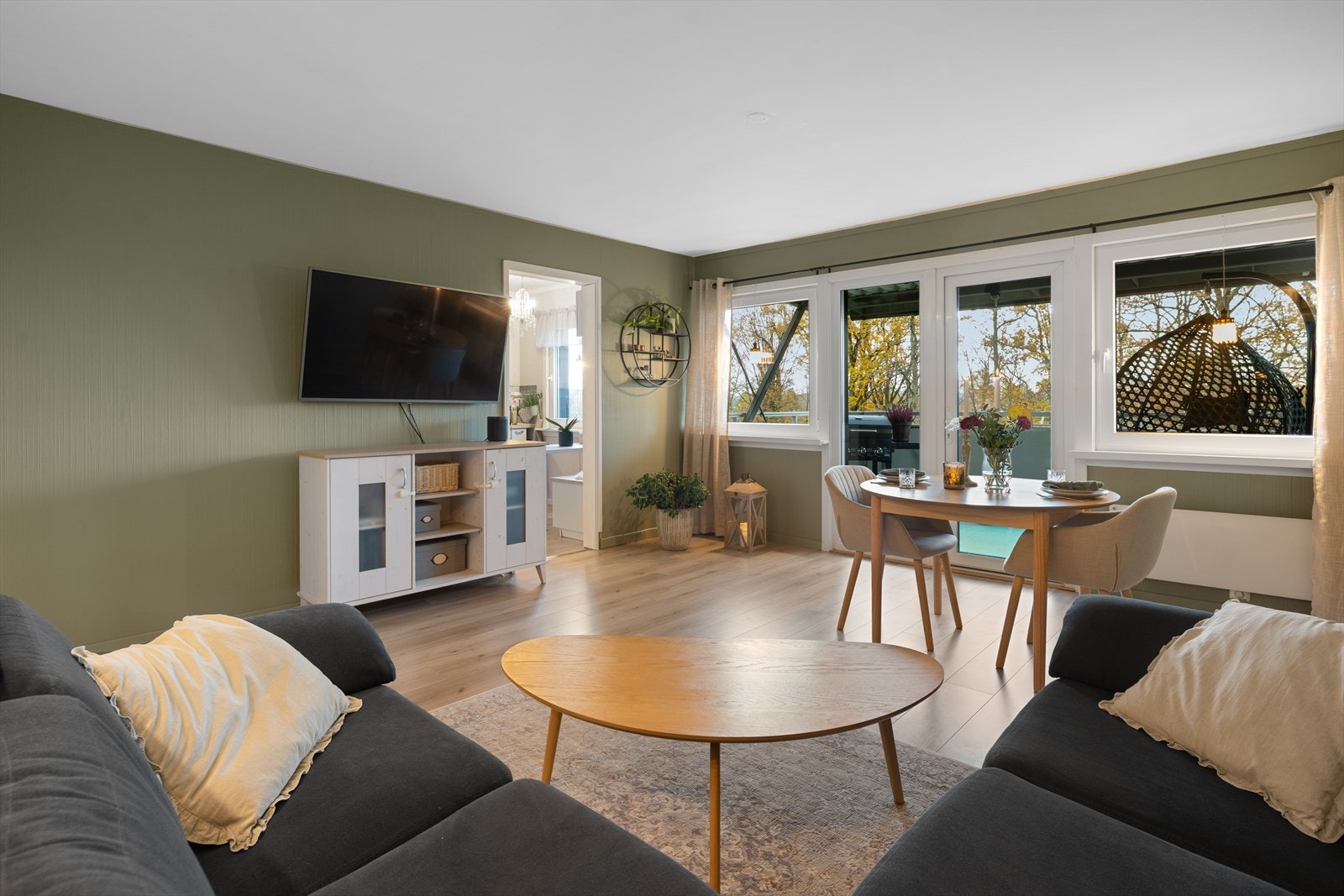 Koselig stue med plass til både sofa og spisestue Galleribilde