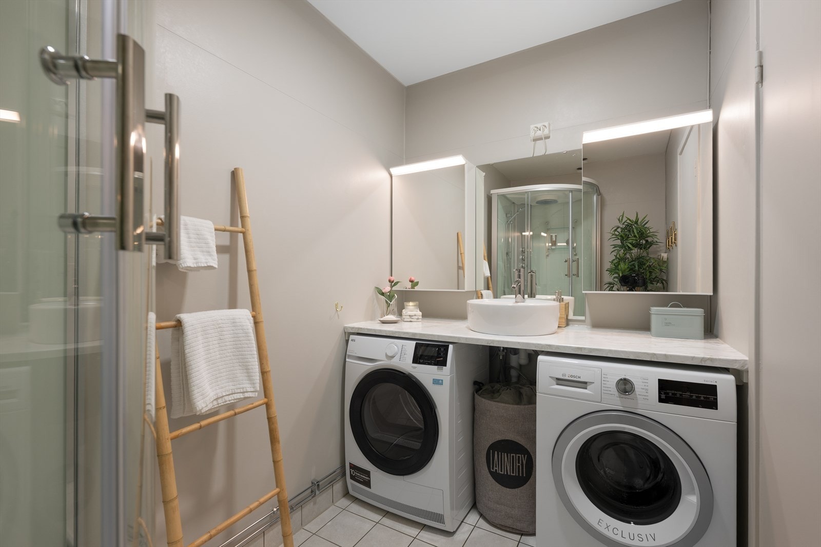 Tidløst bad som er malt og oppgradert i 2025 Galleribilde