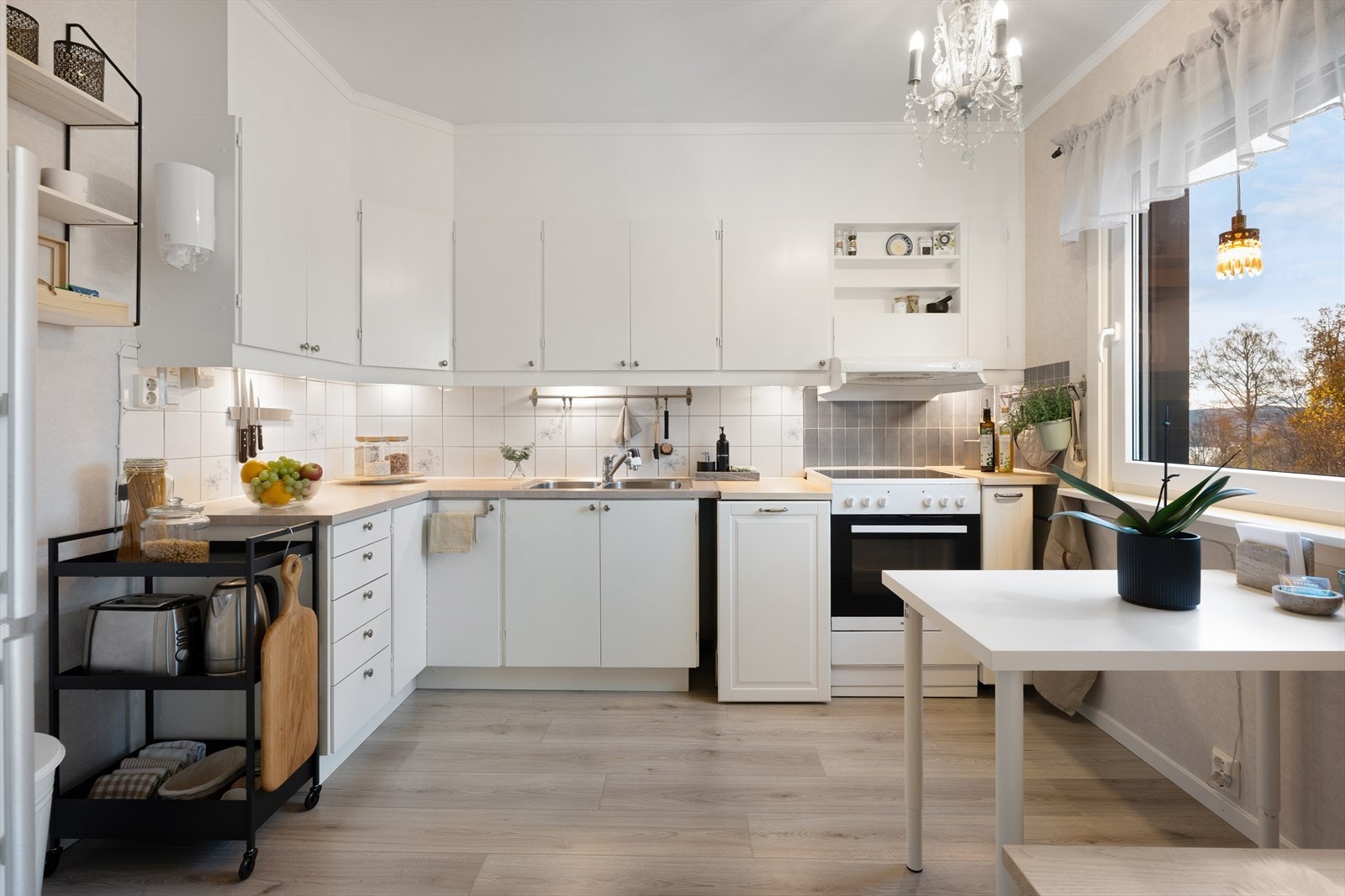 Pent kjøkken med god skapplass. Hvitevarer medfølger salget Galleribilde