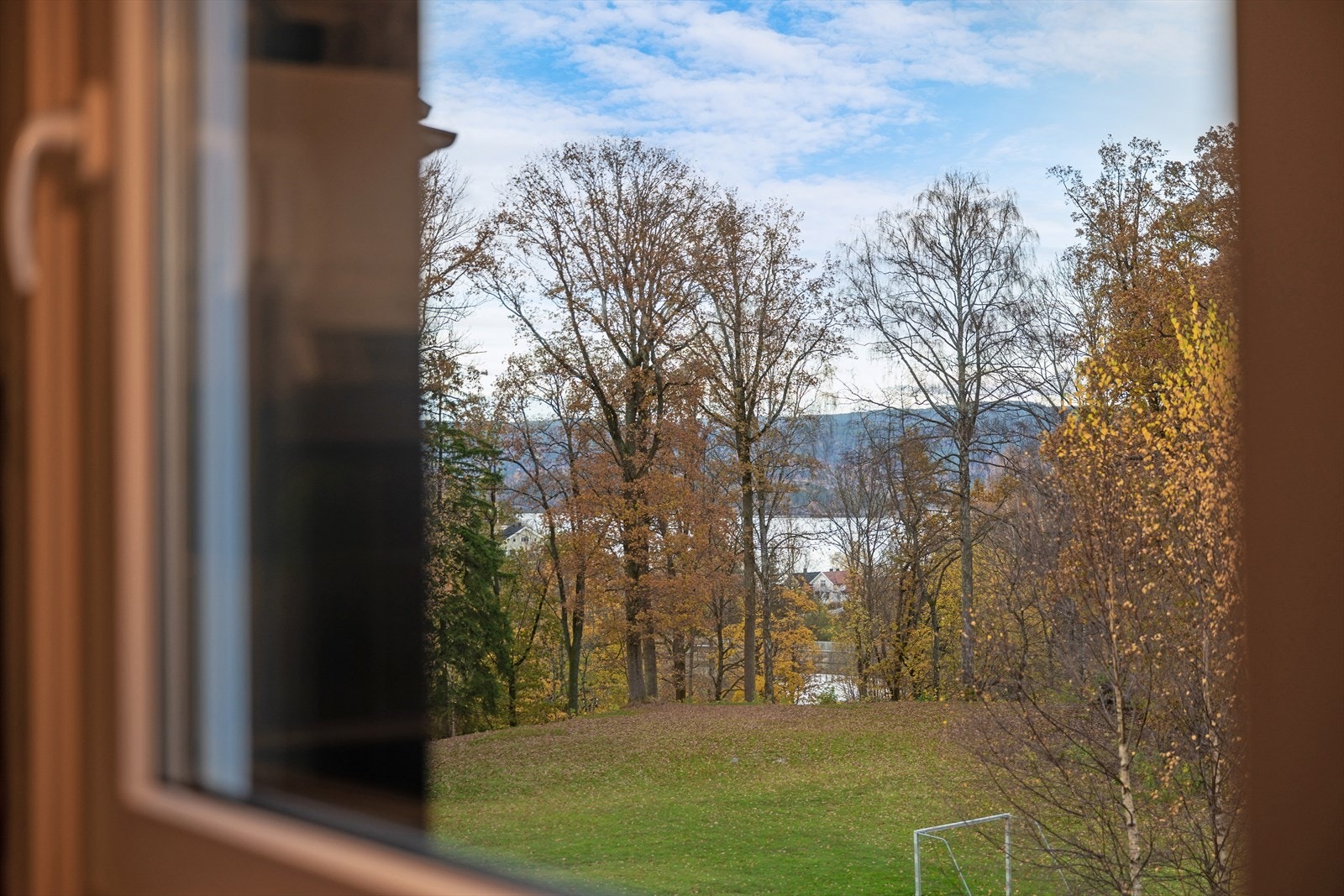 Fin utsikt fra kjøkkenvinduet med sjøgløtt vinterstid Galleribilde