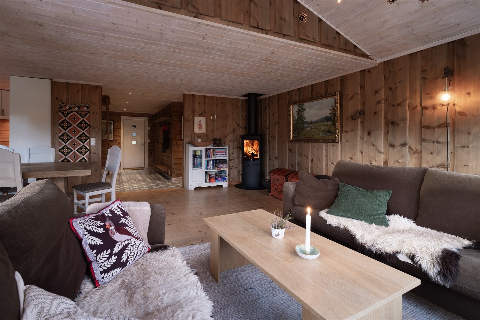 Åpen planløsning mellom stue og kjøkken gir et romslig og luftig inntrykk Galleribilde