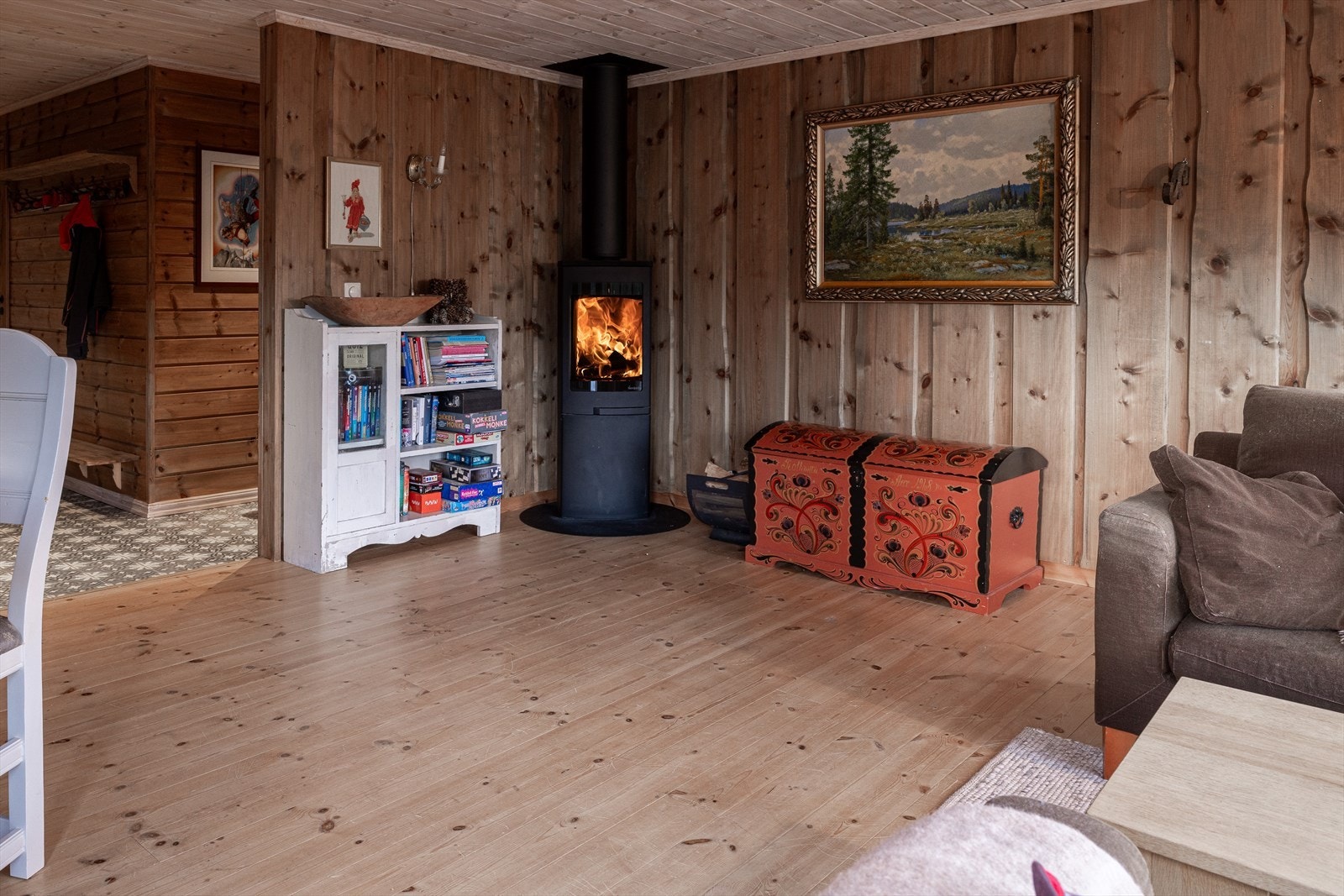 Peisovnen sprer både varme og hygge i rommet Galleribilde