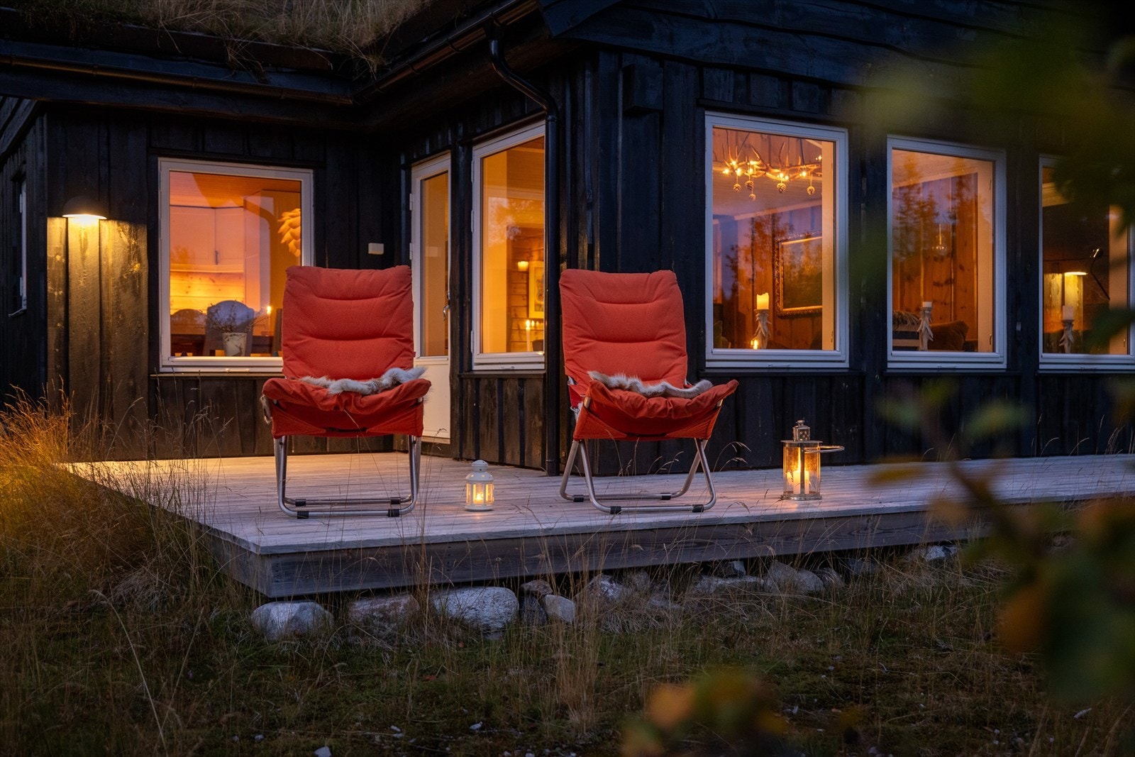 Hytta tar seg godt ut i den stemningsfulle skumringen Galleribilde
