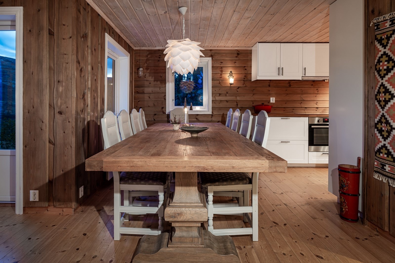 Naturlig plass til stort spisebord med flertallige sitteplasser Galleribilde