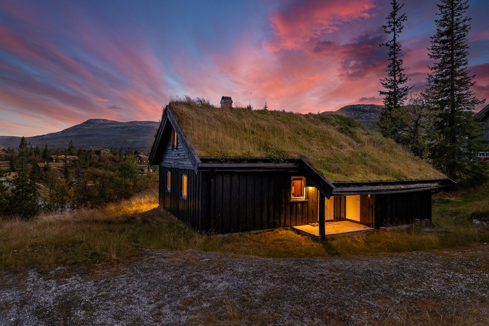 Hytta tar seg godt ut i den stemningsfulle skumringen Galleribilde
