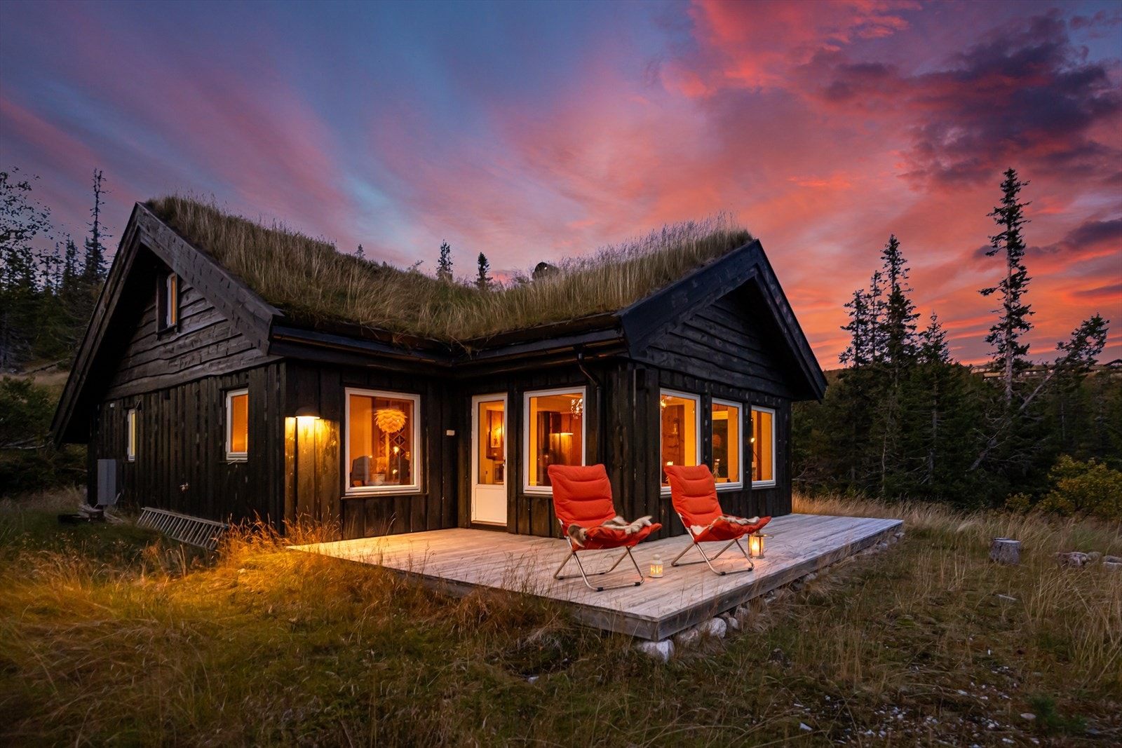 Hytta tar seg godt ut i den stemningsfulle skumringen Galleribilde