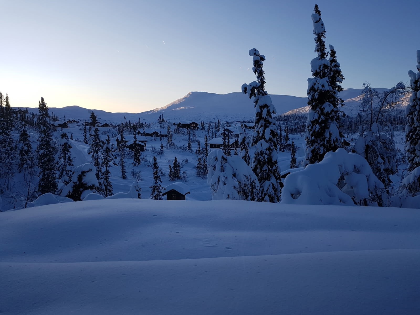 Nydelig vinterlandskap sett fra stuevinduet Galleribilde