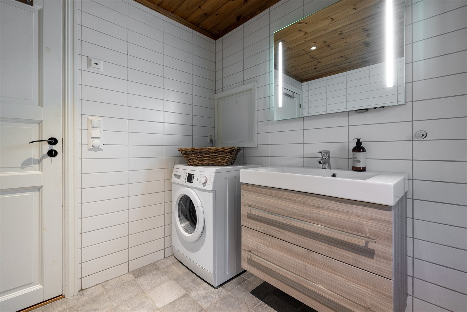 Badet har herlig gulvvarme samt mekanisk avtrekk Galleribilde