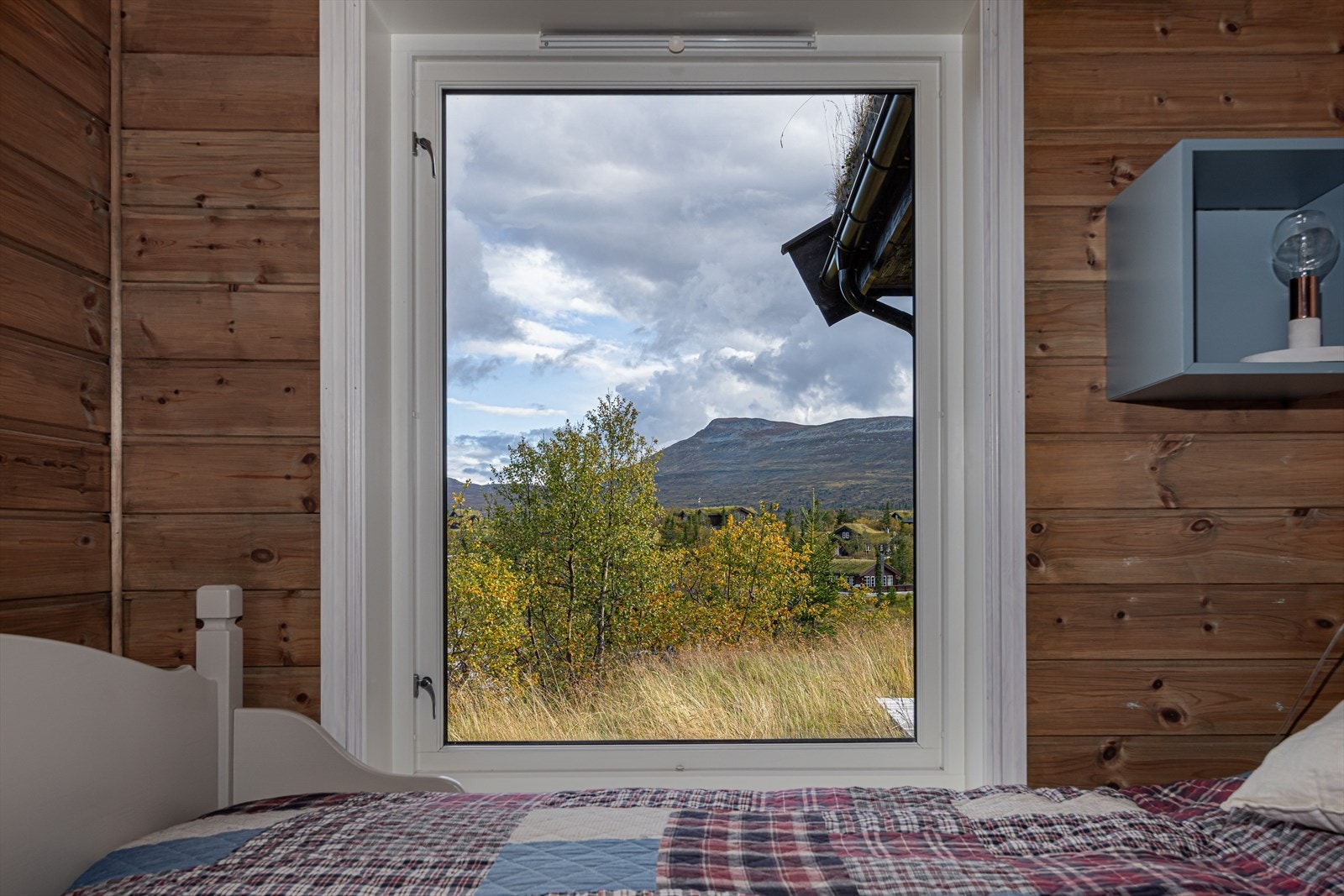 Høgevardetoppen er synlig fra soverommet Galleribilde