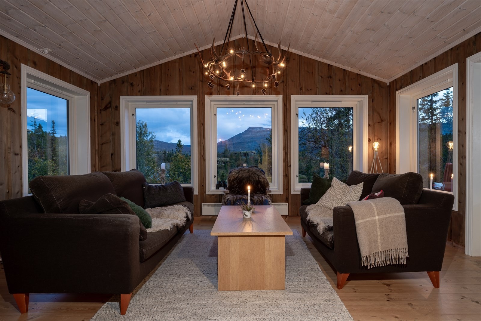 Romslig stue som enkelt kan innredes med flere sitteplasser Galleribilde