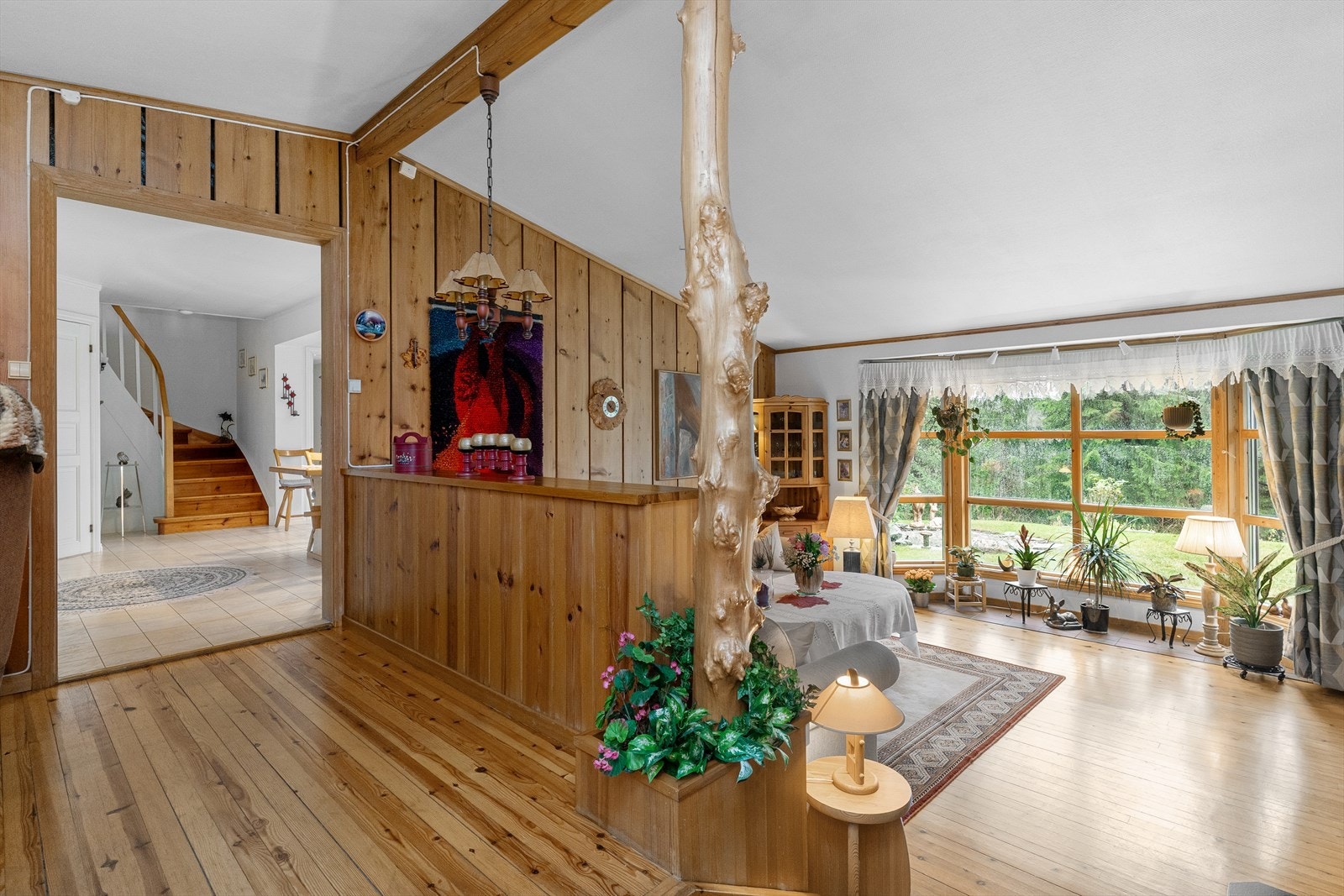 Halvplan ned til to-delt stue med god plass til flere møbleringssoner. Galleribilde