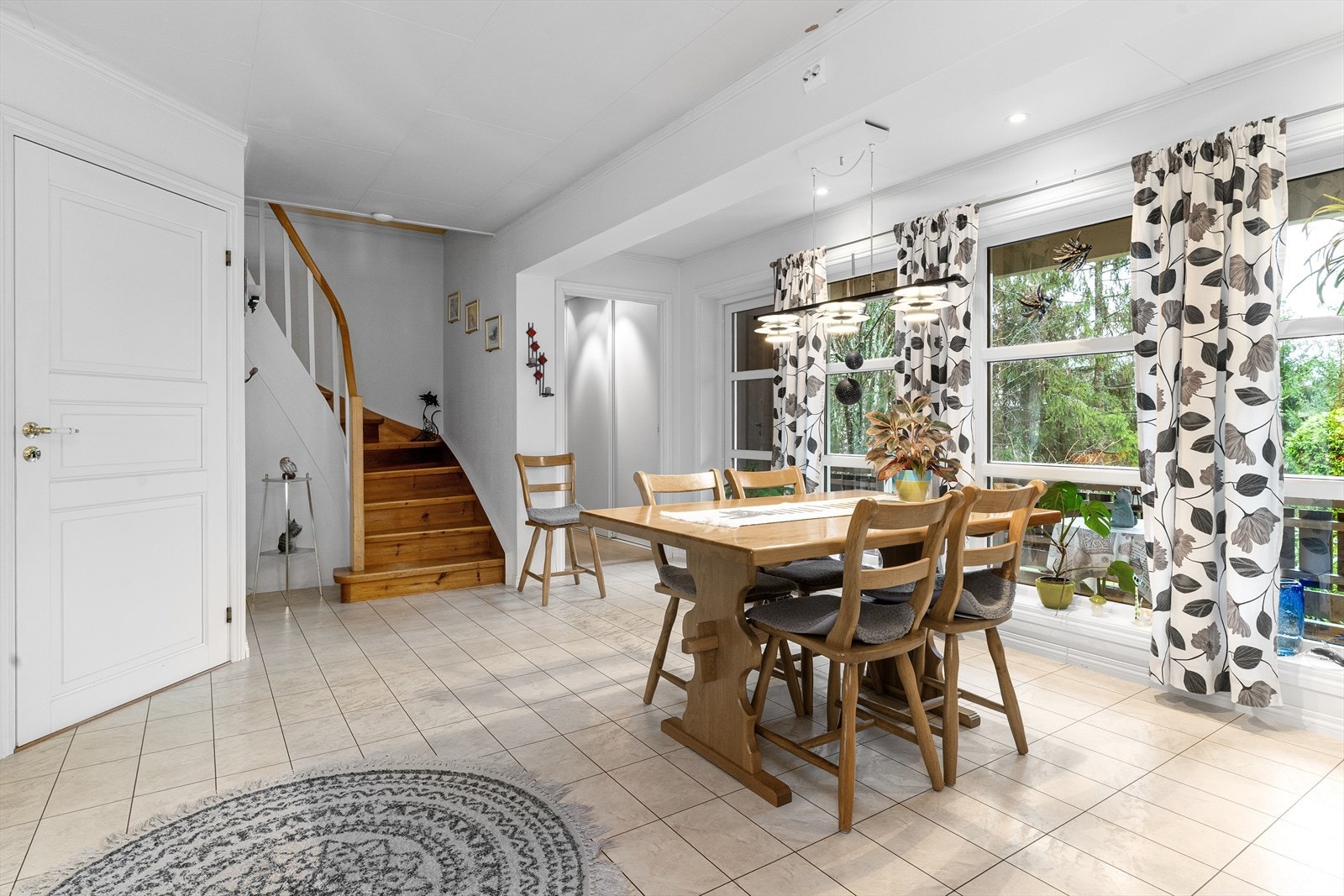 God plass til spisestue i tilknytning til kjøkkenet. Galleribilde