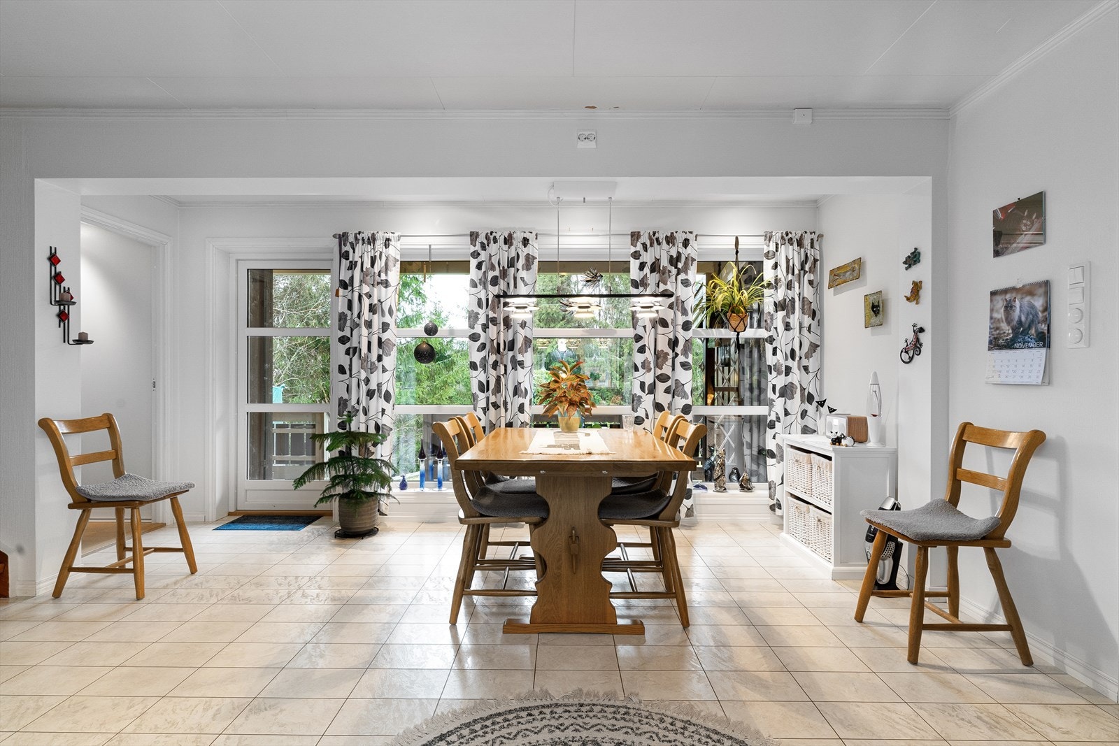 Utgang til balkong og videre ned til hage. Galleribilde