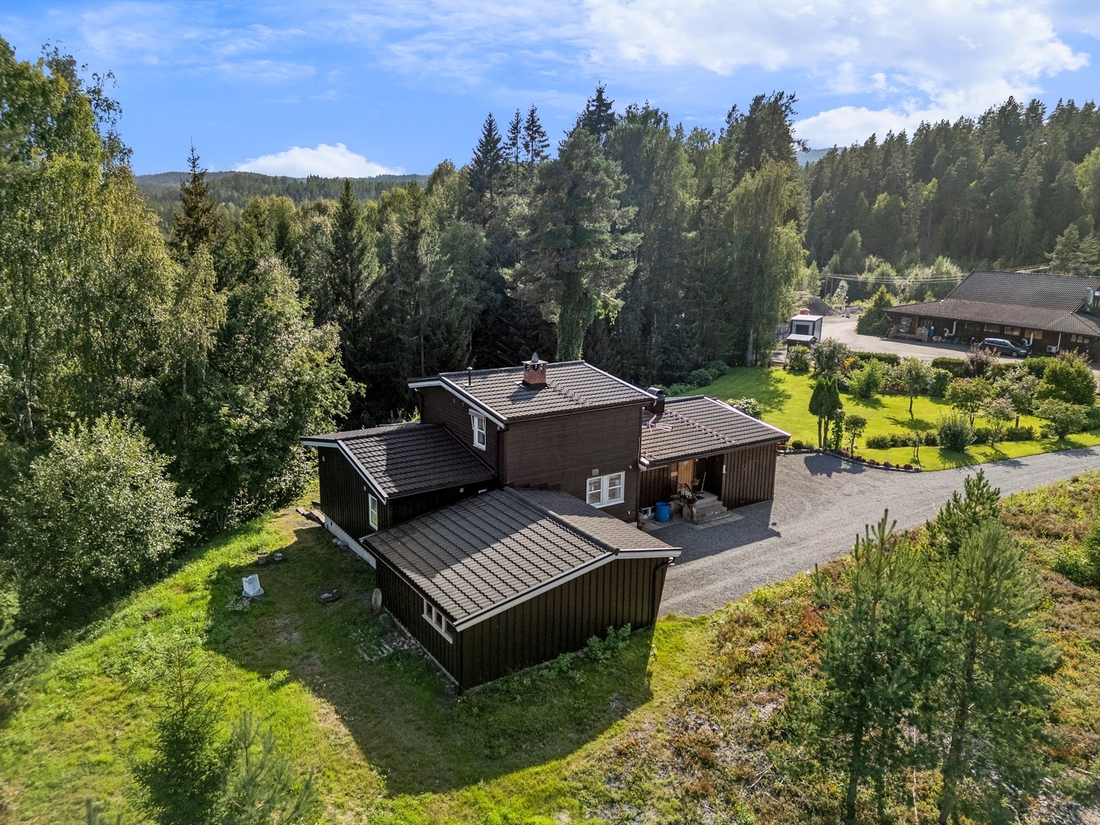 Romslig enebolig over to plan + stor kjeller. Galleribilde