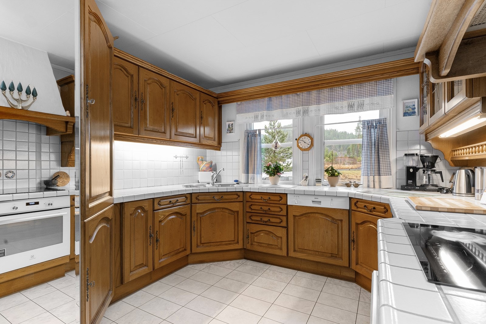 Kjølehjørne, oppvaskmaskin, nedfelt platetopp og stekeovn. Galleribilde