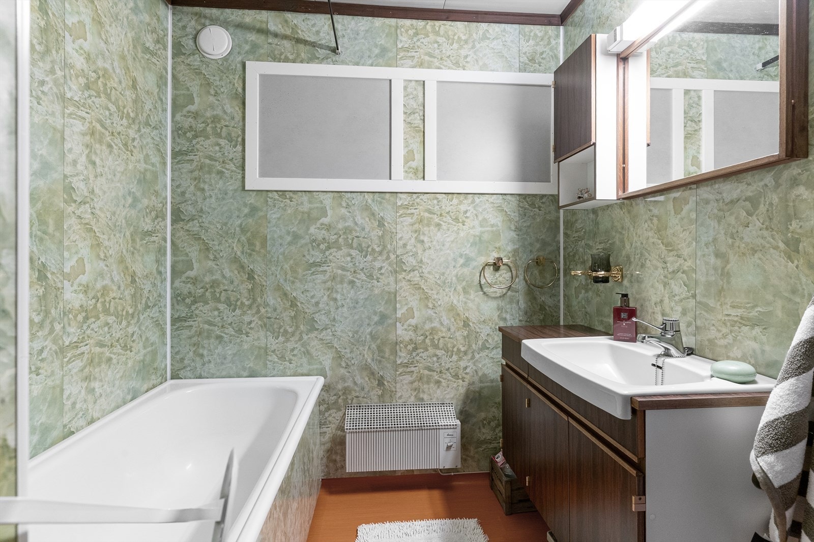 Eldre bad/vaskerom. Galleribilde