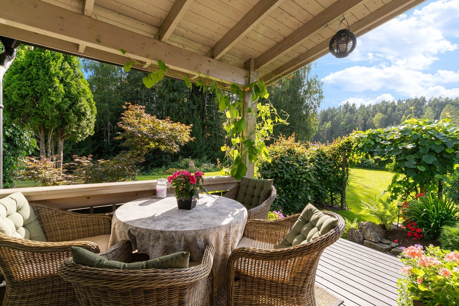 Skjermet terrasse med enkel adkomst til hage. Galleribilde