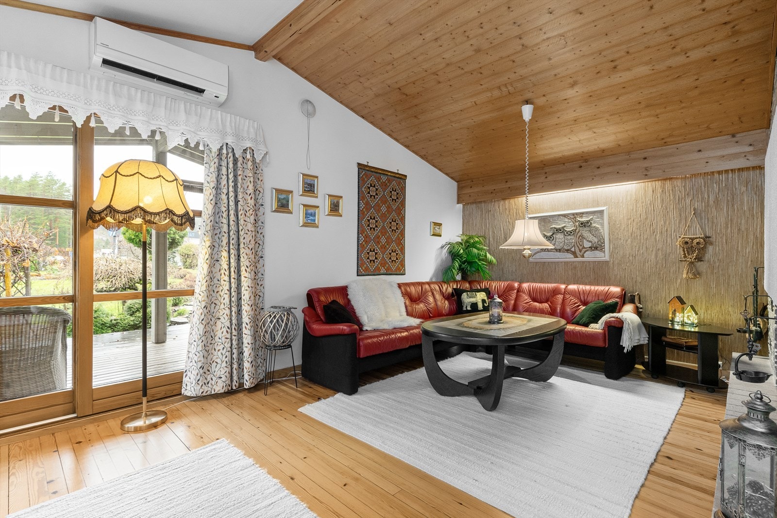 Utgang til takoverbygd terrasse og hage. Galleribilde