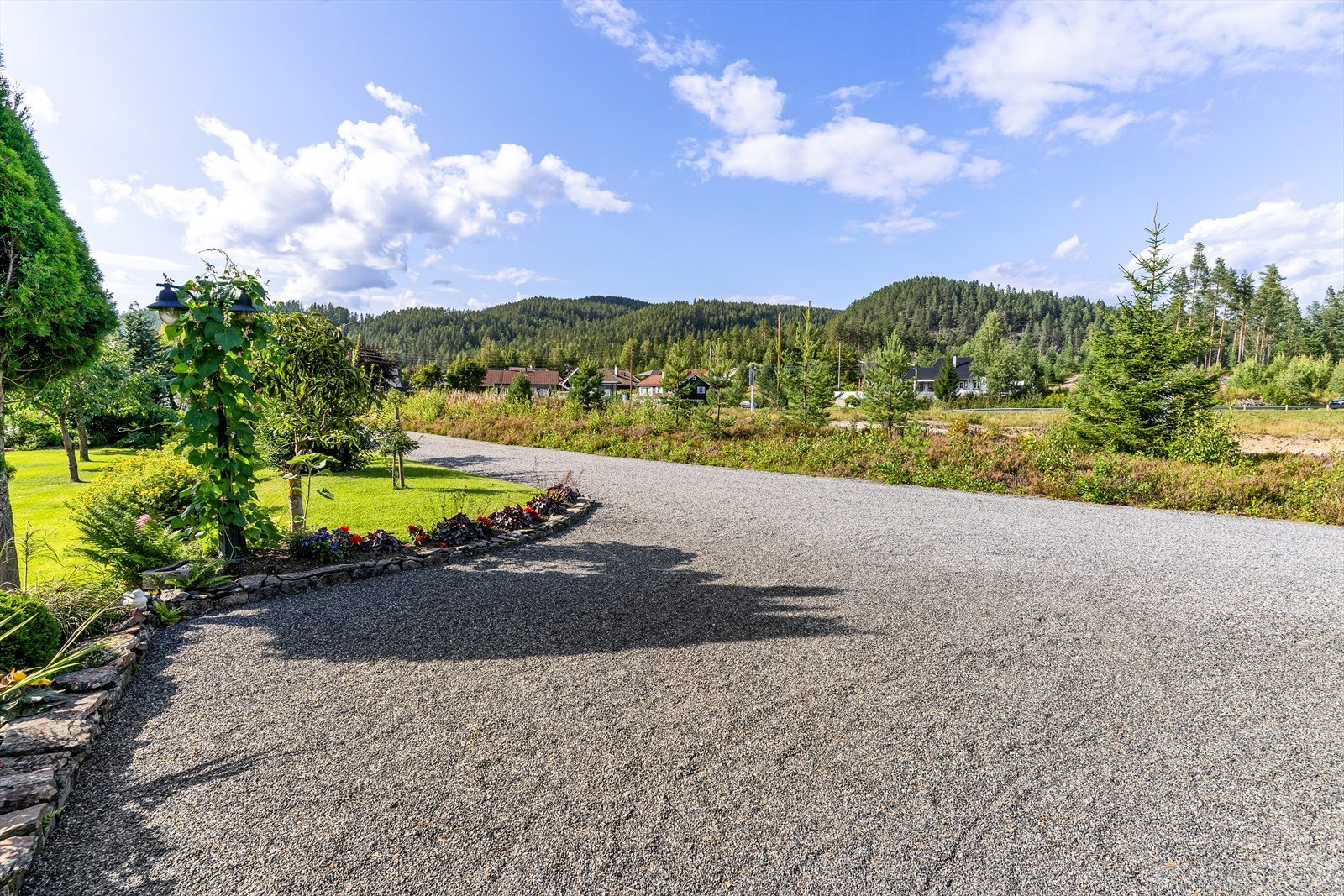 Gruset adkomst og rikelig med biloppstillingsplasser. Galleribilde