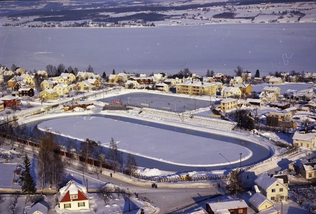 Gjøvik stadion. Fotball og skøytebane. Foto Gjøvik Kommune Galleribilde