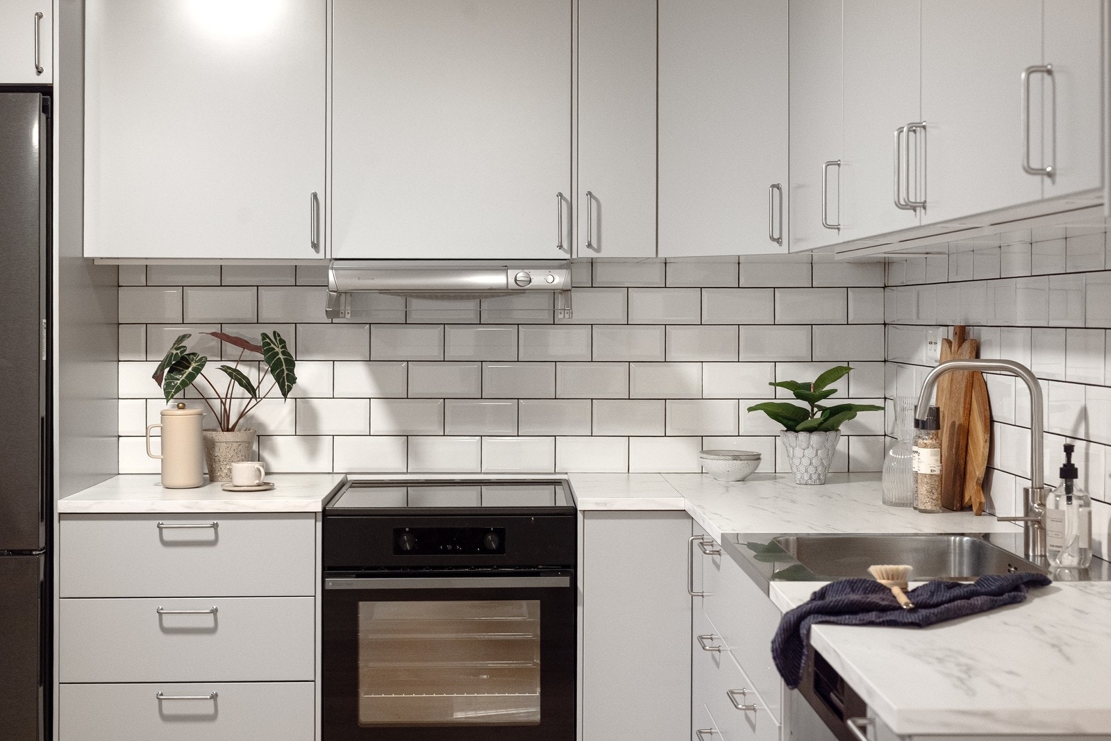 Det stilrene kjøkkenet fra 2023 har godt med skap- og benkeplass. Galleribilde