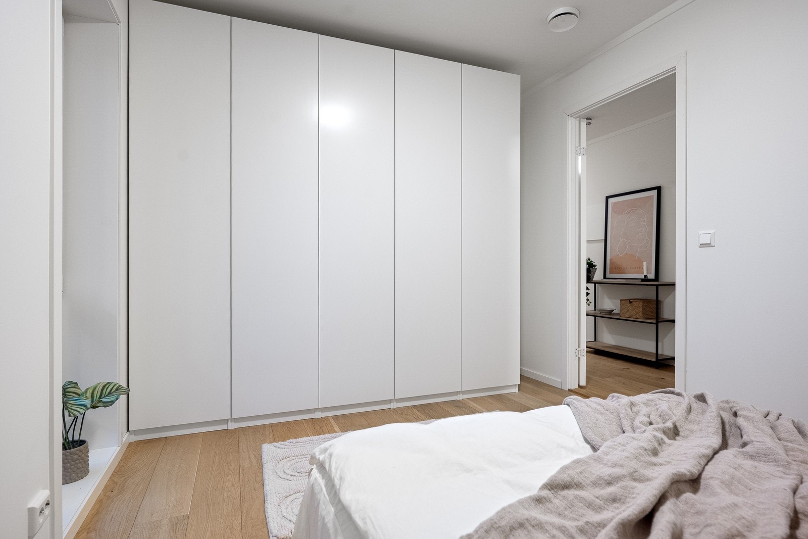 Hovedsoverommet er innredet med rikelig garderobe, som vil medfølge. Galleribilde