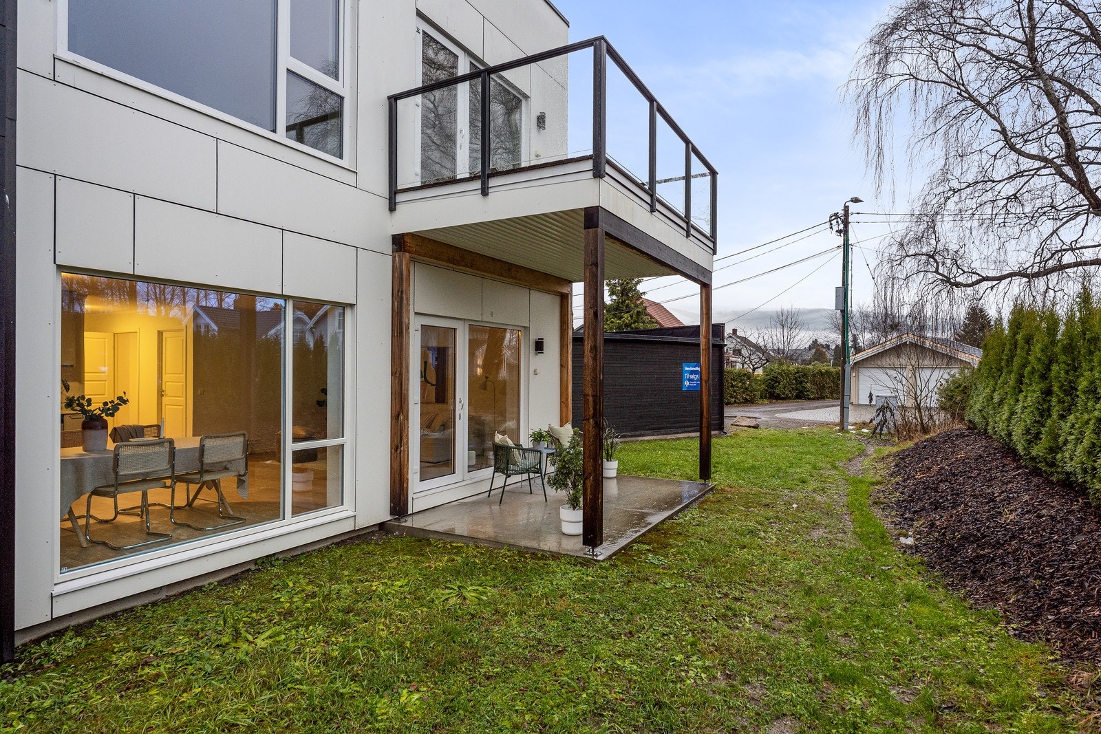 Leiligheten har en romslig og solrik terrasse. Hageflekken foran leiligheten disponeres også av ny eier. Galleribilde