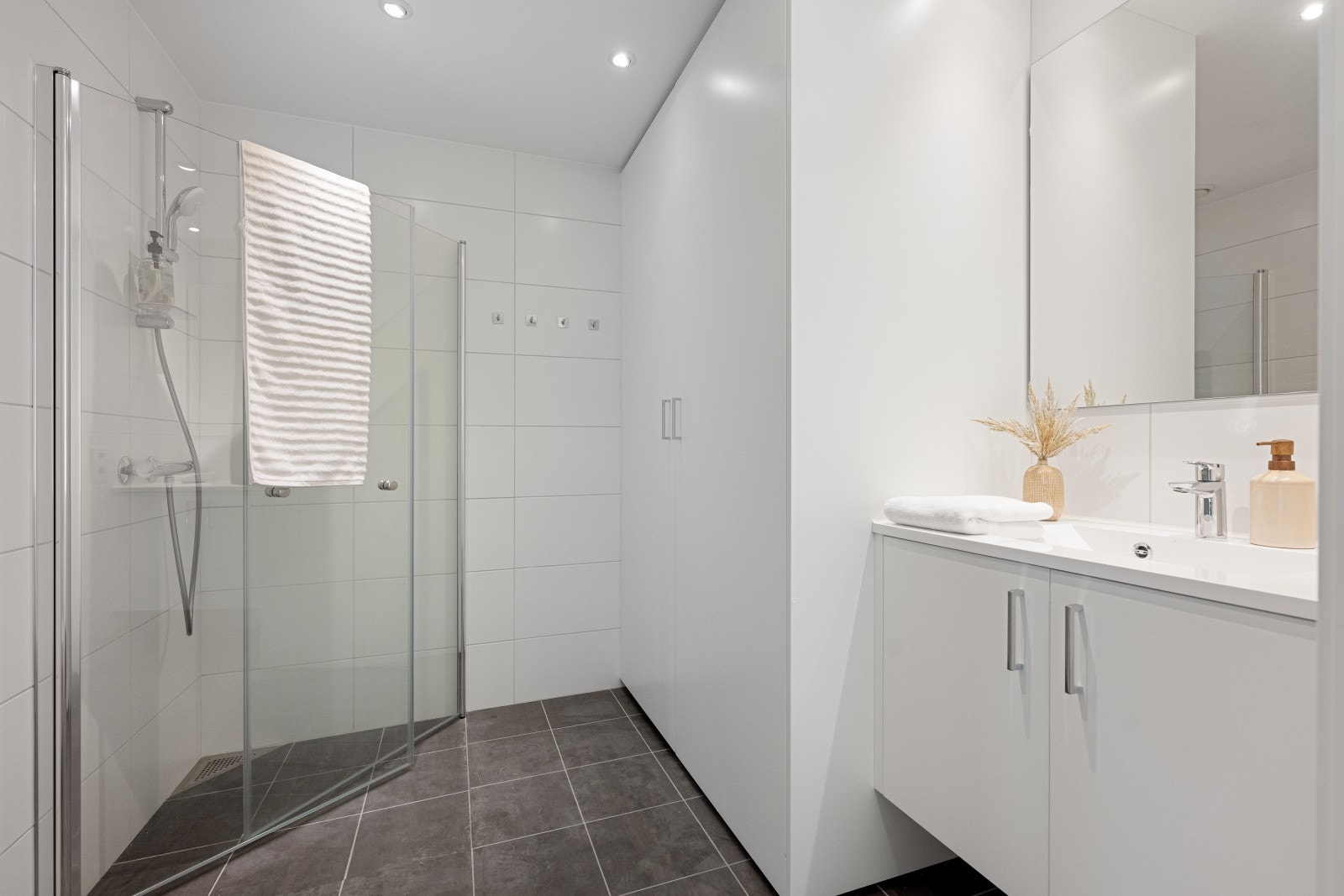 Det nye, tiltalende badet har varmekabler i gulv. Galleribilde