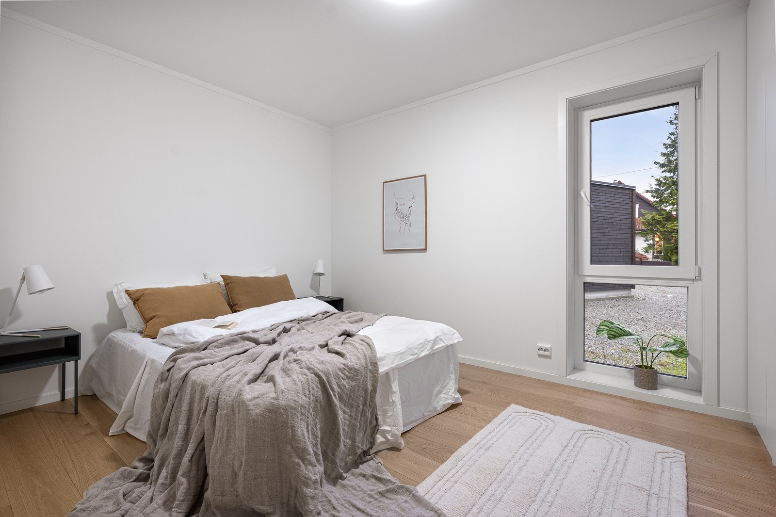 Hovedsoverommet har vinduer fra gulv til tak som gir en god romfølelse og naturlig lys. Galleribilde