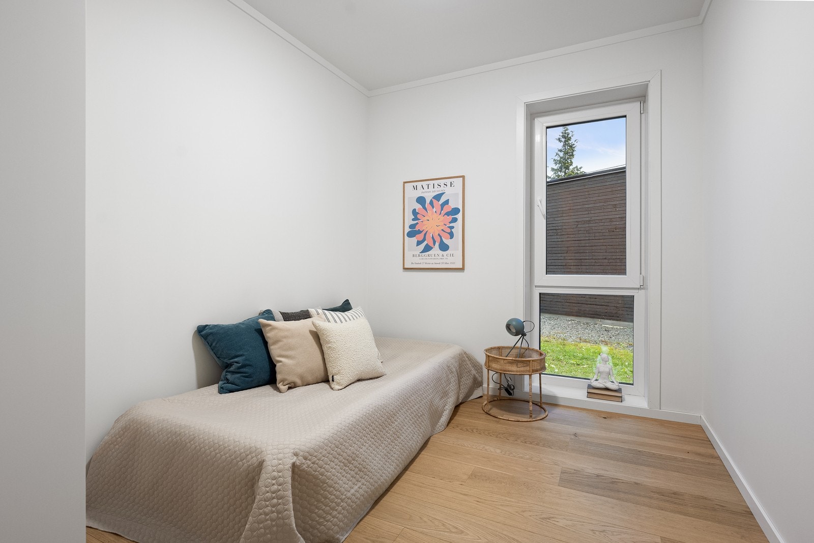 Soverom 2 er også av god størrelse, innredet med garderobeskap. Galleribilde