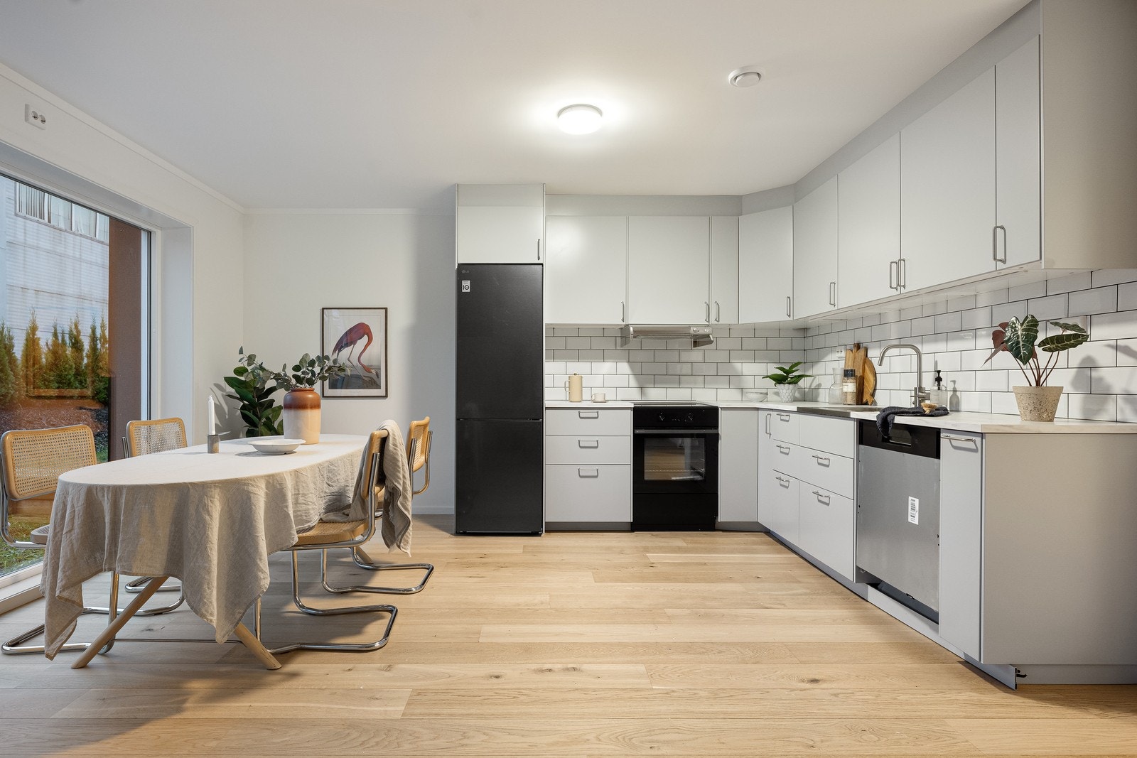 Stuen ligger praktisk i åpen løsning til kjøkkenet, som sørger for sosialt samvær ved matlagning. Galleribilde