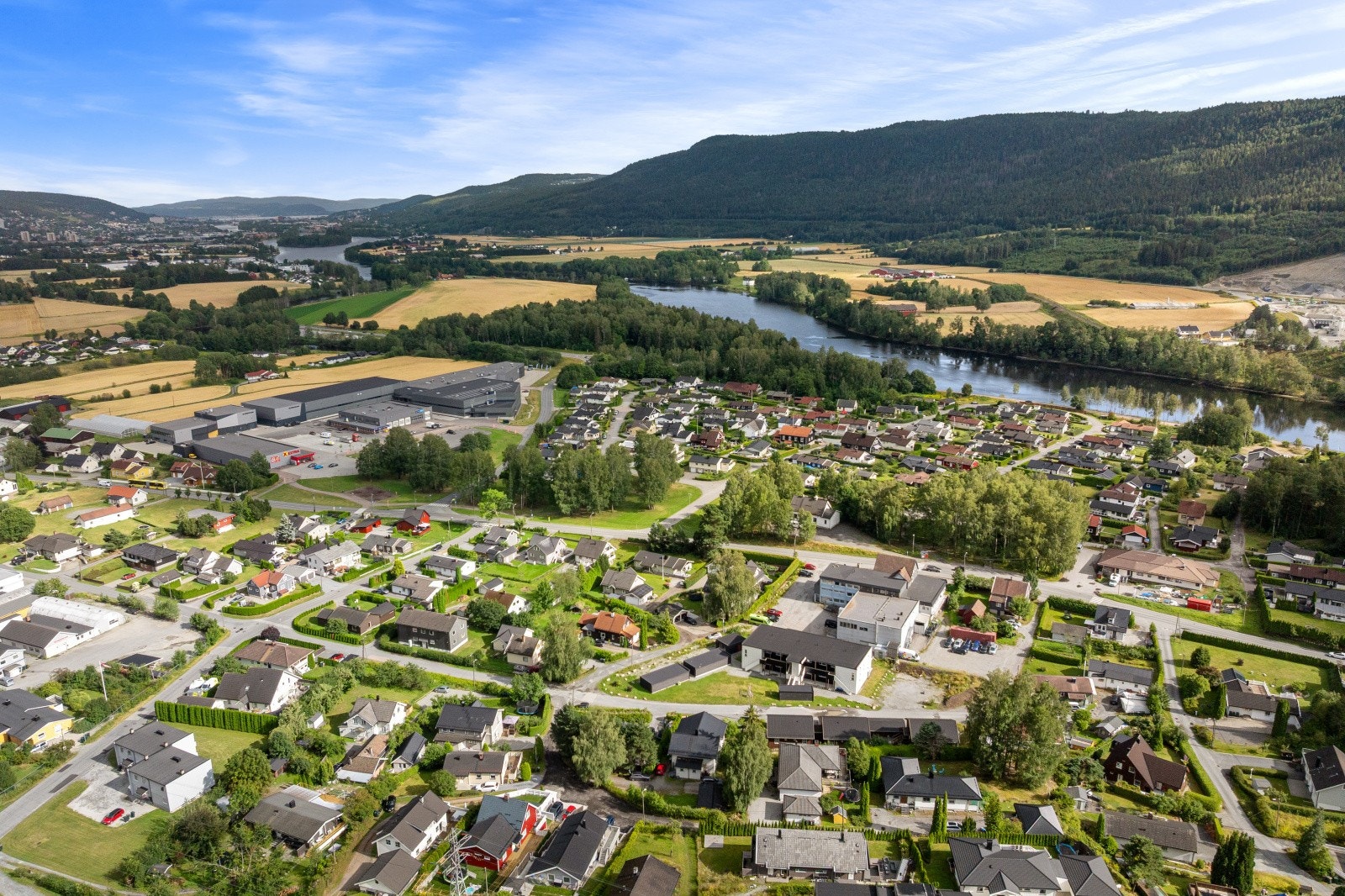 Fra boligen kan du nyte rolige turer langs Drammenselva, en perfekt søndagsaktivitet. Galleribilde