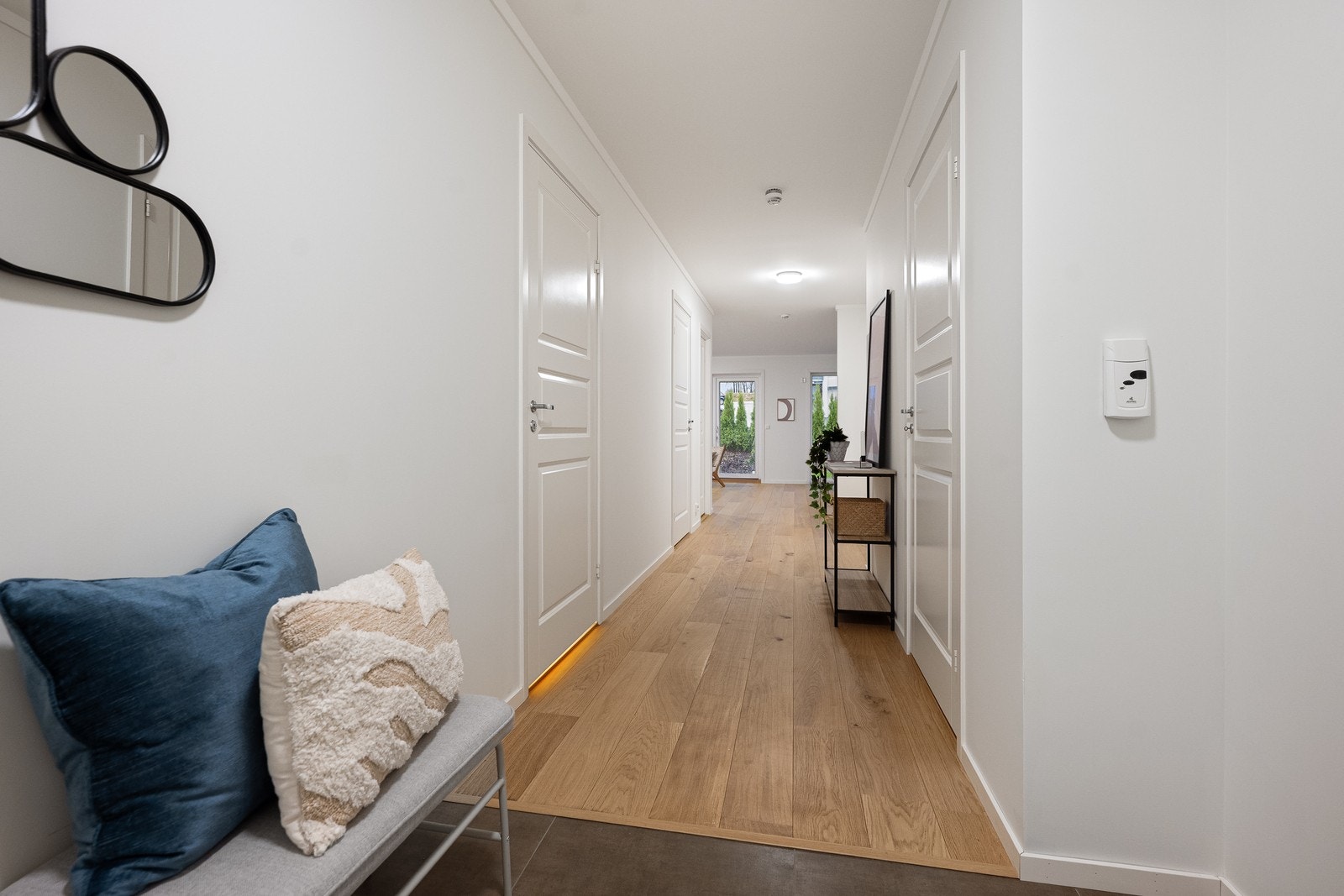 I gangen har du god plass for ønsket garderobeløsning og interiør. Galleribilde